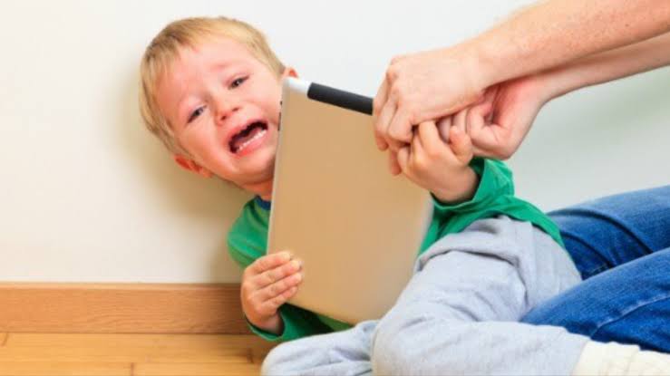 كيفية التعامل مع الطفل العنيد في عمر 4 سنوات